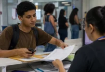 Prouni 2026: documentos da segunda chamada devem ser entregues até sexta Prouni 2026 com estudante entregando documentos para conferência na segunda chamada