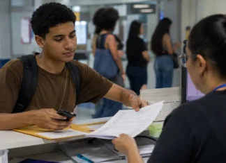Prouni 2026: documentos da segunda chamada devem ser entregues até sexta Prouni 2026 com estudante entregando documentos para conferência na segunda chamada