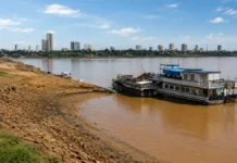 Rio Madeira chega a 4,20 metros e fica perto da cota de atenção Nível do Rio Madeira em Porto Velho com margem exposta durante a vazante