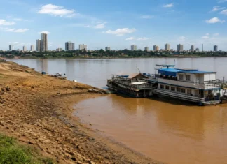 Rio Madeira chega a 4,20 metros e fica perto da cota de atenção Nível do Rio Madeira em Porto Velho com margem exposta durante a vazante