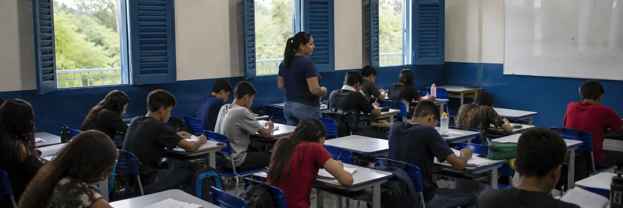 Sala de aula representa os resultados do Ideb 2025 em Rondônia nas três etapas avaliadas.