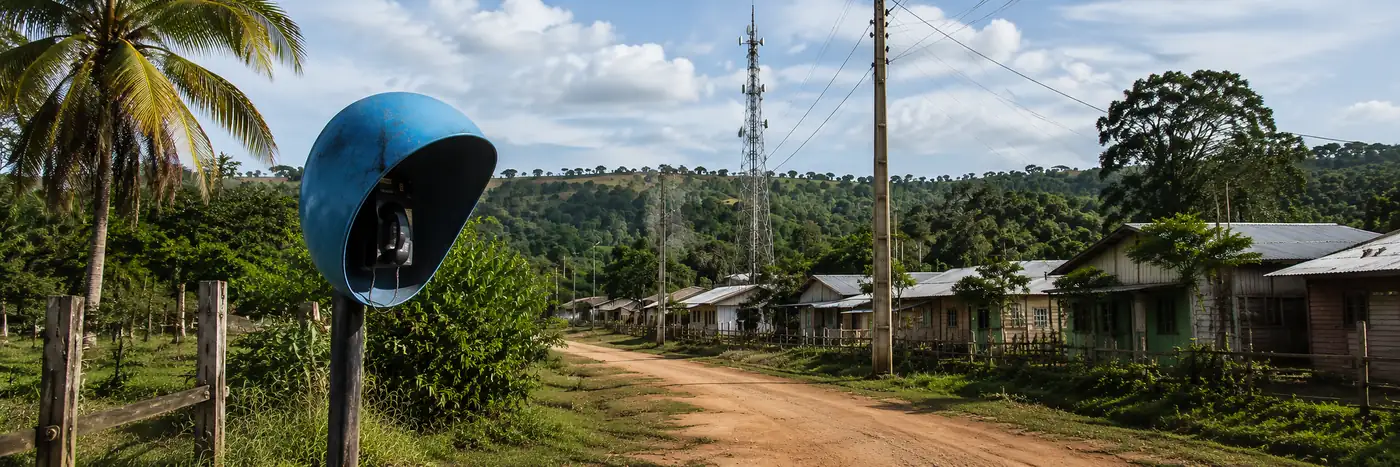 Telefone público representa localidades atendidas pela telefonia da Oi em Rondônia