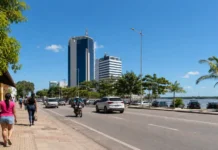 Previsão para domingo apontava calor de até 37°C em Porto Velho Tempo em Porto Velho com céu aberto e sol forte sobre avenida da capital de Rondônia.