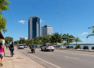 Previsão para domingo apontava calor de até 37°C em Porto Velho Tempo em Porto Velho com céu aberto e sol forte sobre avenida da capital de Rondônia.