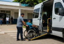 PcD pode pedir transporte gratuito para votar em Rondônia até 14 de setembro Pessoa em cadeira de rodas utiliza veículo acessível em matéria sobre transporte eleitoral em Rondônia