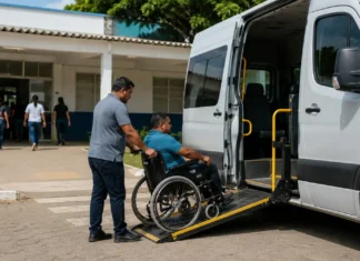 PcD pode pedir transporte gratuito para votar em Rondônia até 14 de setembro Pessoa em cadeira de rodas utiliza veículo acessível em matéria sobre transporte eleitoral em Rondônia