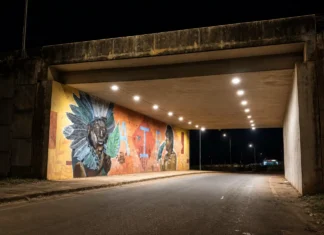 Cinco viadutos de Porto Velho recebem nova iluminação Viadutos iluminados em Porto Velho melhoram a visibilidade noturna sob uma das estruturas da capital.