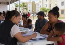 CadÚnico faz 161 atendimentos no Cristal da Calama; veja onde buscar o serviço Atendimento do CadÚnico no Cristal da Calama com moradores e equipe de assistência social em Porto Velho