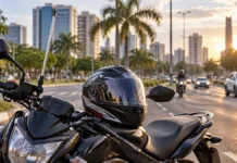 Porto Velho anuncia entrega de 600 capacetes no domingo; veja requisitos Capacete sobre motocicleta equipada com antena corta-pipa em cena ilustrativa de Porto Velho