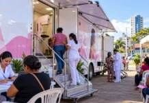 Carretas do SUS já atenderam 10,9 mil pessoas em Rondônia Imagem ilustrativa de unidade móvel de saúde com profissionais atendendo pacientes, para matéria sobre as carretas do SUS em Rondônia.