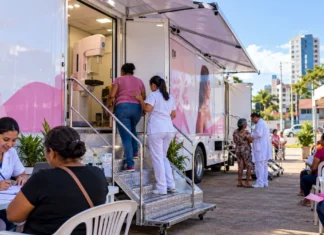 Carretas do SUS já atenderam 10,9 mil pessoas em Rondônia Imagem ilustrativa de unidade móvel de saúde com profissionais atendendo pacientes, para matéria sobre as carretas do SUS em Rondônia.