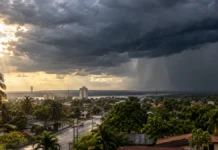 Rondônia tem chuva forte neste sábado; Porto Velho pode chegar a 38°C Chuva forte em Rondônia com nuvens carregadas avançando sobre área urbana e cortina de chuva ao fundo