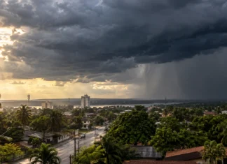 Rondônia tem chuva forte neste sábado; Porto Velho pode chegar a 38°C Chuva forte em Rondônia com nuvens carregadas avançando sobre área urbana e cortina de chuva ao fundo
