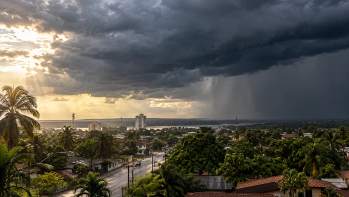 Chuva forte em Rondônia neste sábado Chuva forte em Rondônia com nuvens carregadas avançando sobre área urbana e cortina de chuva ao fundo
