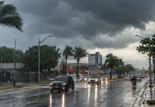 Porto Velho entra no 7 de Setembro sob alerta de chuvas intensas e ventos de até 60 km/h chuvas intensas em Porto Velho com céu carregado, pista molhada e ventos durante alerta meteorológico