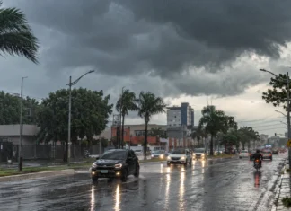 Porto Velho entra no 7 de Setembro sob alerta de chuvas intensas e ventos de até 60 km/h chuvas intensas em Porto Velho com céu carregado, pista molhada e ventos durante alerta meteorológico