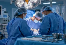 Cirurgias do Agora Tem Especialistas crescem 23% em Rondônia Equipe médica em centro cirúrgico ilustra matéria sobre crescimento de cirurgias em Rondônia