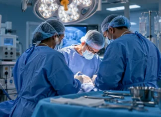 Cirurgias do Agora Tem Especialistas crescem 23% em Rondônia Equipe médica em centro cirúrgico ilustra matéria sobre crescimento de cirurgias em Rondônia