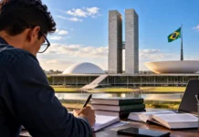 Câmara anuncia concurso com mais de 150 vagas e até R$ 30,8 mil Concurso da Câmara dos Deputados com candidato estudando em frente ao Congresso Nacional
