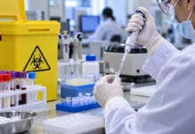 IFRO recebe sugestões até 2 de outubro sobre acidentes com material biológico Imagem ilustrativa de profissional em laboratório usando pipeta e equipamentos de biossegurança, sobre consulta pública do IFRO.