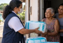 Semusa inicia entrega domiciliar de fraldas em Porto Velho Entrega domiciliar ilustrativa de pacote de fraldas a paciente em Porto Velho
