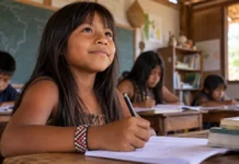 Escola indígena Txuhūikoro Berowa é oficializada em Parecis Estudante indígena em sala de aula representa escola indígena oficializada em Parecis