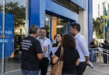 Caixa chama nova negociação antes de greve prevista em Rondônia Greve da Caixa em Rondônia com bancários reunidos diante de agência em Porto Velho antes da paralisação