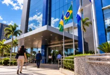 Justiça Federal em Rondônia terá novo horário a partir de 18 de outubro Prédio da Justiça Federal em Rondônia com pessoas chegando à entrada principal