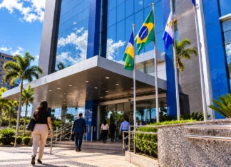 Justiça Federal em Rondônia terá novo horário a partir de 18 de outubro Prédio da Justiça Federal em Rondônia com pessoas chegando à entrada principal