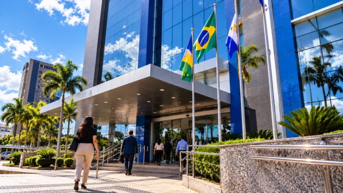 Horário da Justiça Federal muda em Rondônia Prédio da Justiça Federal em Rondônia com pessoas chegando à entrada principal