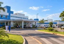 Rondônia abre chamamento de R$ 119,6 milhões para gestão do complexo hospitalar de Vilhena Hospital de Vilhena em Rondônia com entrada do complexo hospitalar e ambulâncias
