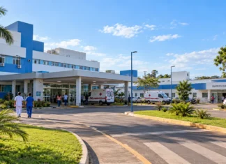 Rondônia abre chamamento de R$ 119,6 milhões para gestão do complexo hospitalar de Vilhena Hospital de Vilhena em Rondônia com entrada do complexo hospitalar e ambulâncias