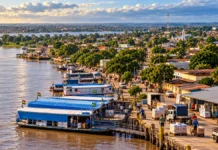 STF barra retirada unilateral de benefício de ICMS que alcança Guajará-Mirim Imagem ilustrativa de porto amazônico e circulação de mercadorias, para matéria sobre decisão do STF envolvendo ICMS em Guajará-Mirim.