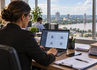 Porto Velho muda regras de licenciamento; plataforma é prevista para outubro Imagem ilustrativa de profissional em escritório com notebook exibindo sistema digital e vista de Porto Velho ao fundo