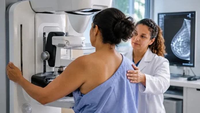 Mamografia digital — cobertura ampliada nos planos Paciente realiza mamografia digital com orientação de profissional de saúde em clínica