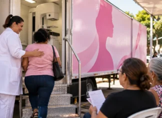 Carreta fará mamografias sem agendamento no Areal por três manhãs Cena ilustrativa de profissional acolhendo mulher na entrada de uma unidade móvel de mamografia em Porto Velho