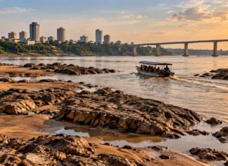 Defesa Civil reforça alerta para navegação no Rio Madeira Imagem ilustrativa da navegação no Rio Madeira com embarcação entre bancos de areia e pedras expostas