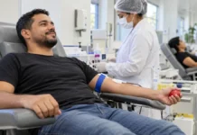 Novas regras para doação de sangue só entram em vigor no fim de setembro Doador de sangue em atendimento em ambiente de hemoterapia antes das novas regras de setembro