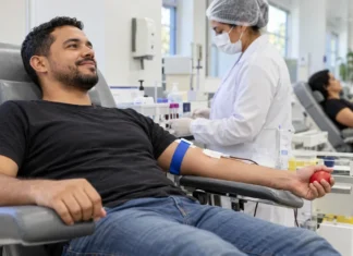 Novas regras para doação de sangue só entram em vigor no fim de setembro Doador de sangue em atendimento em ambiente de hemoterapia antes das novas regras de setembro