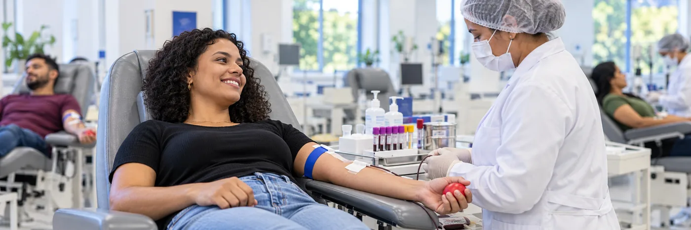Doação de sangue e novos critérios de triagem Doação de sangue em ambiente de hemoterapia com acompanhamento de profissional de saúde