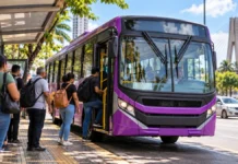 Porto Velho muda linhas de ônibus a partir de 1º de outubro Imagem ilustrativa de passageiros embarcando em ônibus urbano em Porto Velho, para matéria sobre novas linhas e alterações de trajetos em outubro.