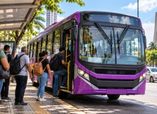 Porto Velho muda linhas de ônibus a partir de 1º de outubro Imagem ilustrativa de passageiros embarcando em ônibus urbano em Porto Velho, para matéria sobre novas linhas e alterações de trajetos em outubro.