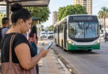 Passageiros podem acompanhar ônibus de Porto Velho pelo celular Ônibus em Porto Velho com passageira consultando localização e previsão de chegada pelo celular
