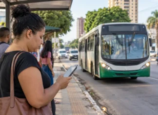 Passageiros podem acompanhar ônibus de Porto Velho pelo celular Ônibus em Porto Velho com passageira consultando localização e previsão de chegada pelo celular