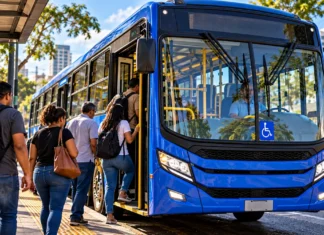 Ônibus gratuito nas eleições: Porto Velho terá tarifa zero das 5h às 18h Ônibus gratuito nas eleições em Porto Velho com passageiros embarcando no transporte coletivo urbano