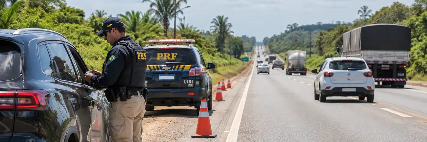 Fiscalização da PRF é reforçada durante a Operação Independência Fiscalização da PRF em rodovia de Rondônia