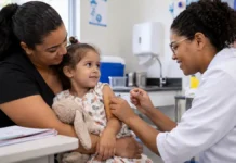 SUS supera 1 milhão de crianças vacinadas com a Pneumo 20 Criança recebe vacina em unidade de saúde em referência à Pneumo 20 no SUS