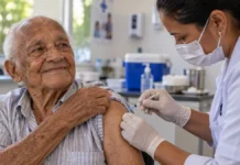 Pneumo 20 é ampliada no SUS para pessoas a partir de 85 anos Pessoa idosa recebe vacina em matéria sobre Pneumo 20 para idosos em Rondônia