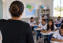 Nova União reabre seleção com 13 vagas para professores até quinta-feira Sala de aula com professora e alunos em imagem de capa sobre processo seletivo Nova União professores