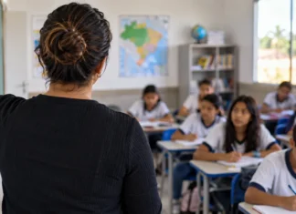 Nova União reabre seleção com 13 vagas para professores até quinta-feira Sala de aula com professora e alunos em imagem de capa sobre processo seletivo Nova União professores